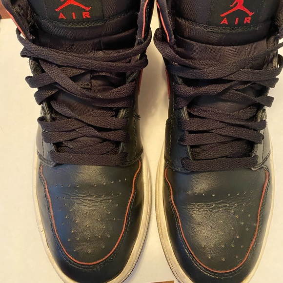 Nike Air Jordan 1. Used. Black wRed. Mens 8. Slight creasing but still dope. - Picture 2 of 5